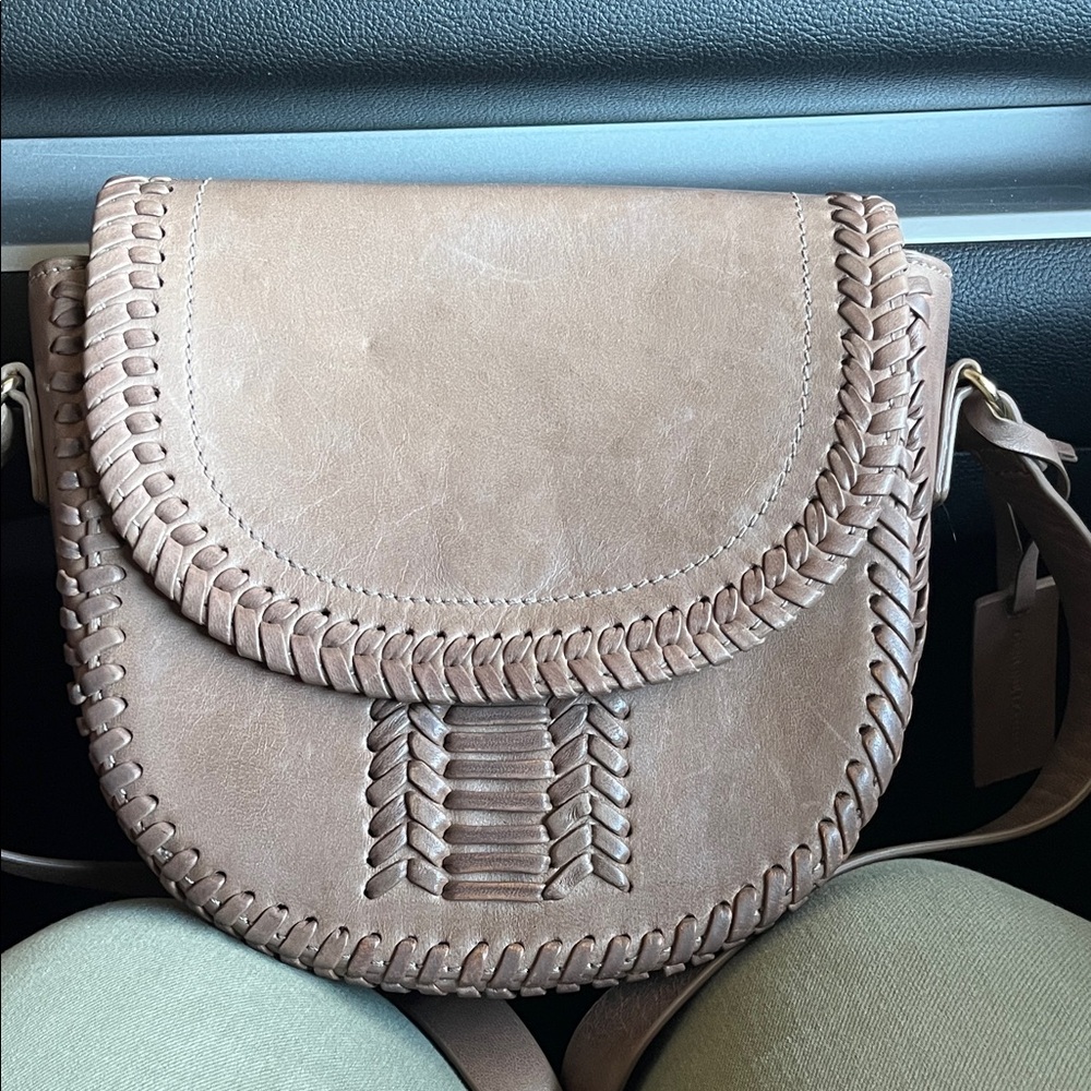 Elegant Tan Leather Crossbody Bag
